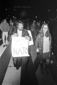 Anti NAVO demonstratie na het Congres in Amsterdam. Demonstranten met spandoeken, Bestanddeelnr 923-0003