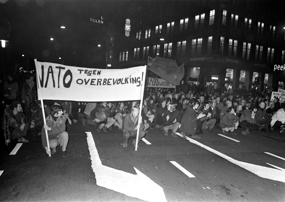 Anti NAVO demonstratie na het Congres in Amsterdam. Demonstranten met spandoeken, Bestanddeelnr 923-0001