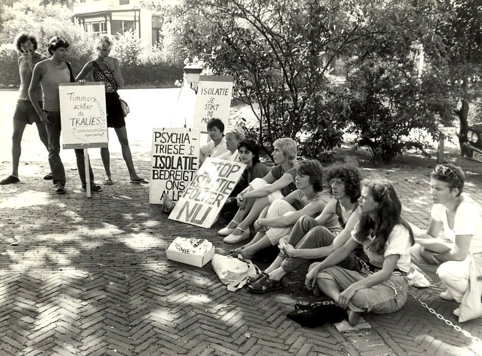 Anti Isoleer Aktie, bij het kantoor van de Regionale Geneeskundige Inspectie voor de Geestelijke Volksgezondheid voor N-Holland en Utrecht. Geschonken in 1986 door United Photos de Boer bv, NL-HlmNHA 54025910