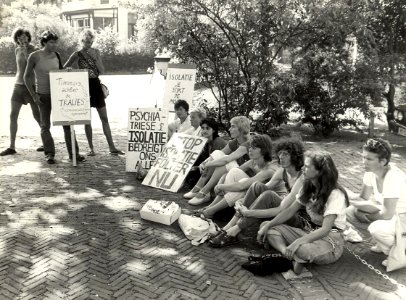 Anti Isoleer Aktie, bij het kantoor van de Regionale Geneeskundige Inspectie voor de Geestelijke Volksgezondheid voor N-Holland en Utrecht. Geschonken in 1986 door United Photos de Boer bv, NL-HlmNHA 54025910