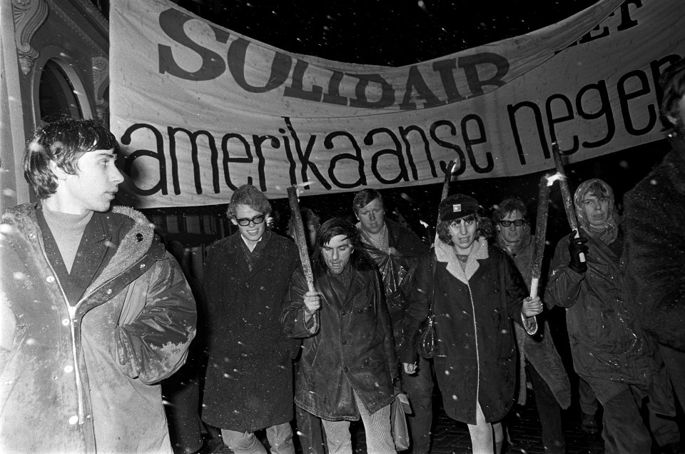 Anti Amerikaanse demonstratie in Amsterdam, tweede van links Rudi Dutschke, Bestanddeelnr 921-1001