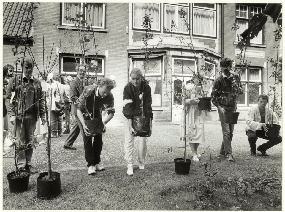 Anti-Abortus demonstratie. Fruitbomen planten bij de Bloemenhovekliniek. NL-HlmNHA 54015816