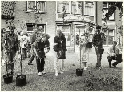 Anti-Abortus demonstratie. Fruitbomen planten bij de Bloemenhovekliniek. NL-HlmNHA 54015816