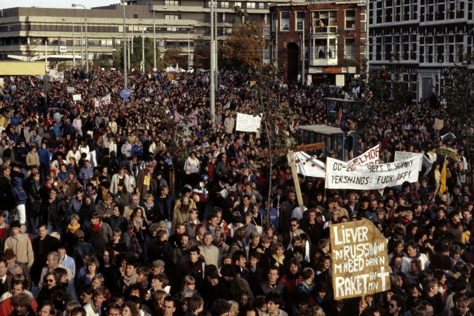 Anti kernwapendemonstratie in Den Haag ( 550 duizend deelnemers ) overzichten, Bestanddeelnr 253-8813