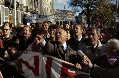 Anti kernwapendemonstratie in Den Haag ( 550 duizend deelnemers ) den Uyl (PvdA, Bestanddeelnr 253-8811