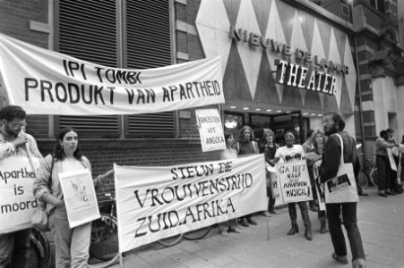 Anti Apartheids Beweging demonstreert voor het nieuwe De la Mar theater in Ams, Bestanddeelnr 931-6115