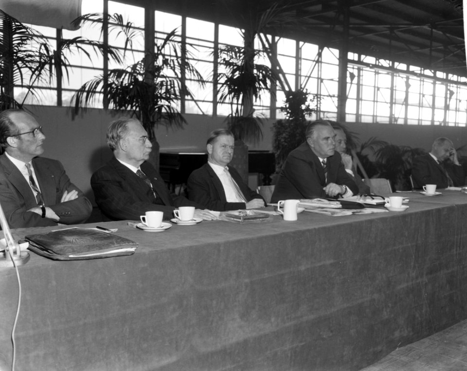 Anti-Atoombombijeenkomst van de PvdA in de Ahoyhal Oud-minister Drees aan tafel, Bestanddeelnr 913-1485