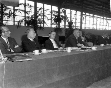 Anti-Atoombombijeenkomst van de PvdA in de Ahoyhal Oud-minister Drees aan tafel, Bestanddeelnr 913-1485