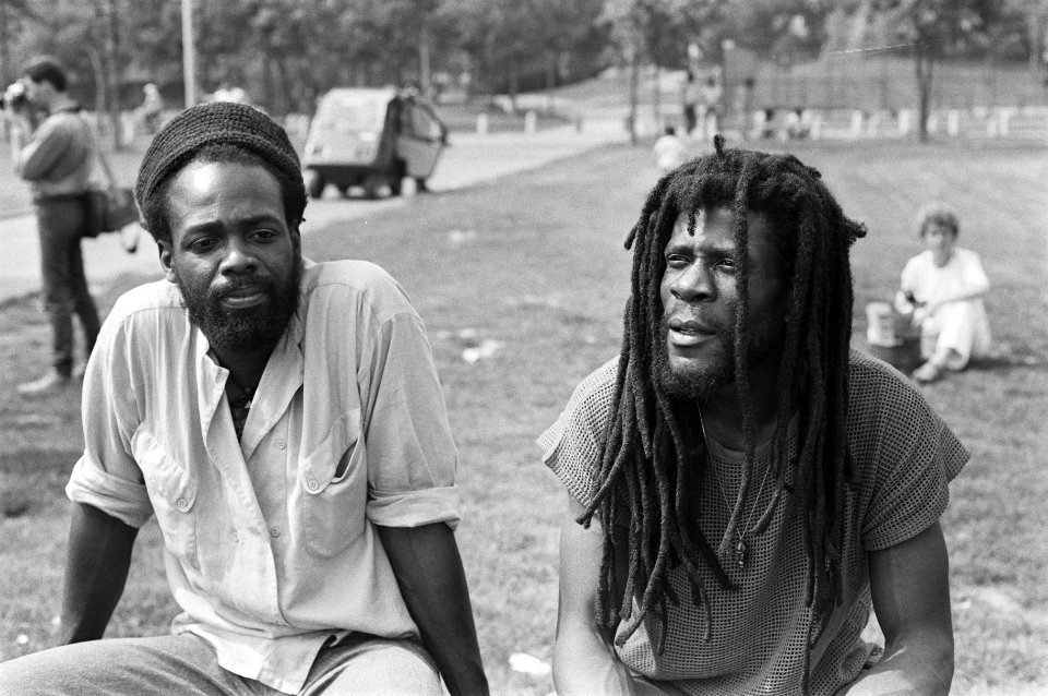 Anti-Apartheidsfestival in Ganzenhoef (Amsterdam) nr. 26a twee rastas, Bestanddeelnr 933-6892