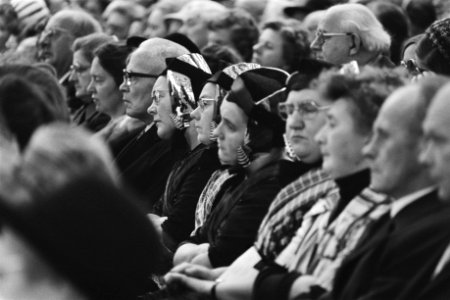 Anti-abortusdag van vrouwenbonden in Utrecht vrouwen in klederdracht, Bestanddeelnr 928-9318