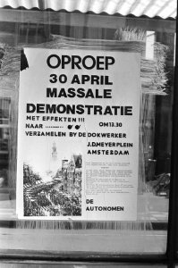 Anti Kroningsposter in Amsterdam tegen Beatrix, Bestanddeelnr 930-7692