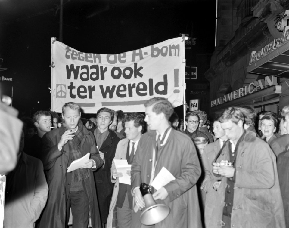 Anti-Atoommmars naar Russische Ambassade. Demonstranten met borden, Bestanddeelnr 913-0973