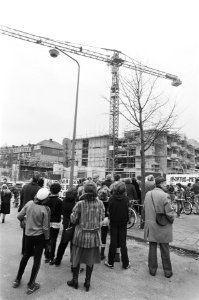 Anti-abortusactivist pater Koopman in 40 meter hoge kraan in Amsterdam West ve, Bestanddeelnr 930-0043