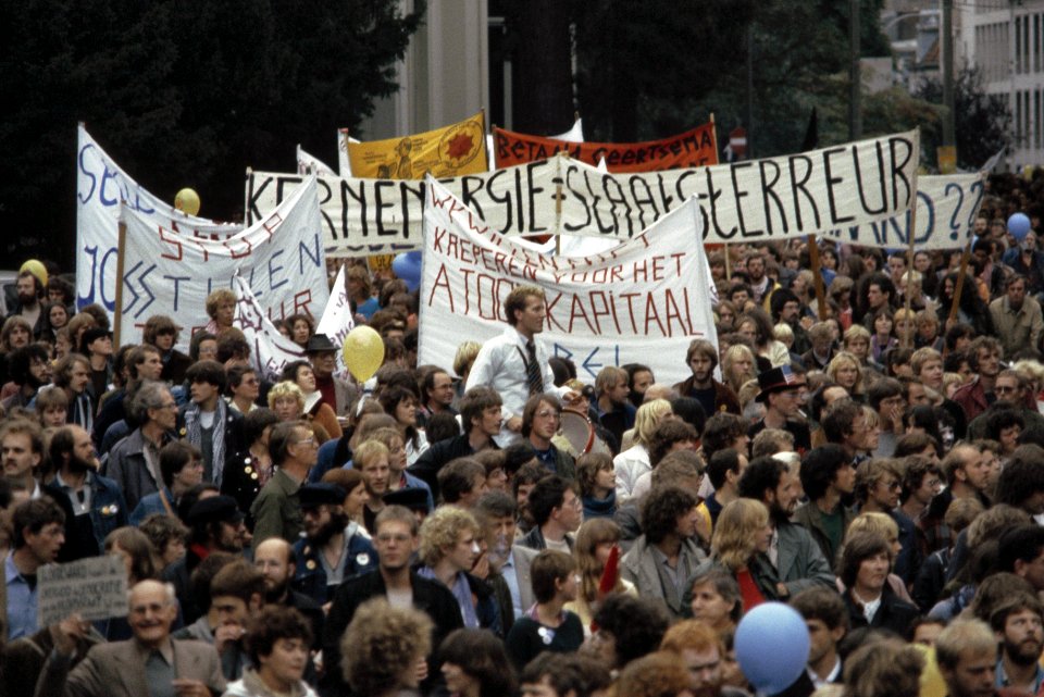Anti kernenergieweek in Arnhem afgesloten met grote demonstratie door de stad en, Bestanddeelnr 253-8601