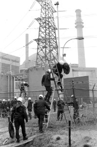 Anti kernenergie aktiegroepen blokkeren toegang kerncentrale Borssele Mobiele E, Bestanddeelnr 930-7244