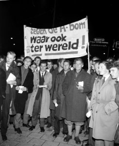 Anti-Atoommmars naar Russische Ambassade. A. den Doolaard en Simon Vinkenoog bij, Bestanddeelnr 913-0974