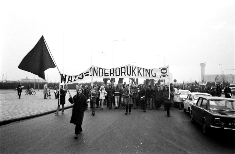 Anti NAVO demonstratie na het Congres in Amsterdam. Demonstranten met spandoeken, Bestanddeelnr 923-0005