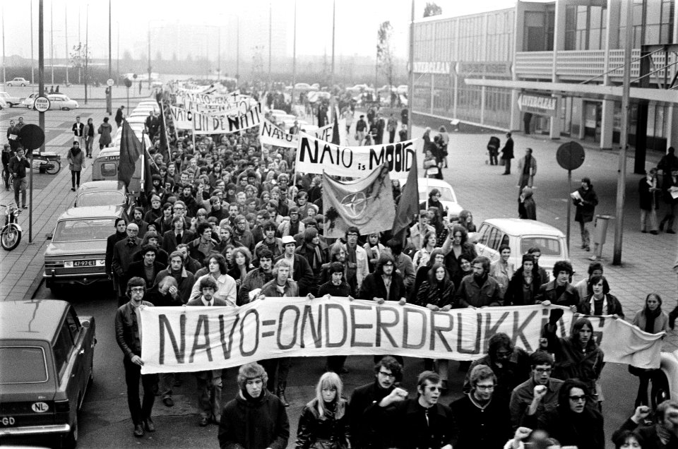 Anti NAVO demonstratie na het Congres in Amsterdam. Demonstranten met spandoeken, Bestanddeelnr 923-0000