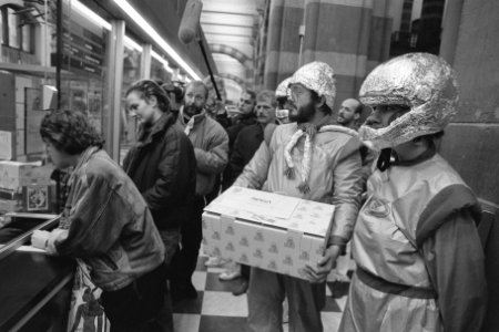 Anti Bont Comite stuurt bontjassen de ruimte in (Apeldoorn) astronauten met p, Bestanddeelnr 933-8278