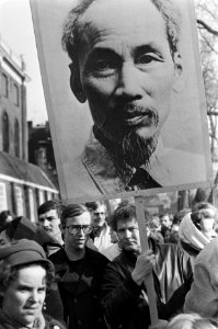 Anti-Amerikaanse demonstratie in Amsterdam. Schrijver Jan Wolkers met een grote , Bestanddeelnr 921-1709