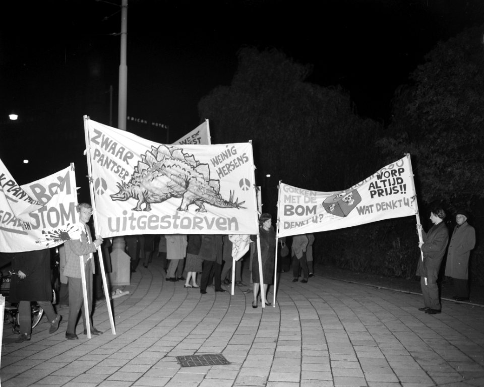Anti-Atoommmars naar Russische Ambassade. Demonstranten met borden, Bestanddeelnr 913-0972