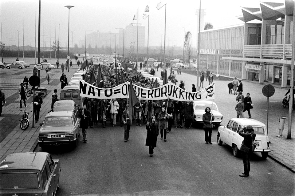 Anti NAVO demonstratie na het Congres in Amsterdam. Man met bord Weg met NATO, Bestanddeelnr 923-0008
