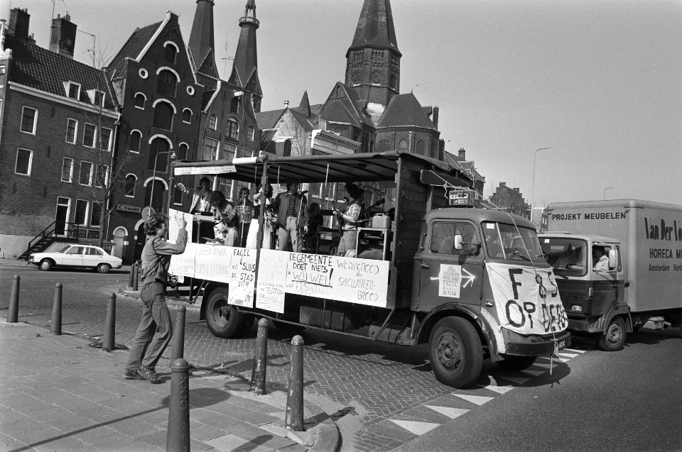 Anti spekulatie aktie in Amsterdam aktiecomite in vrachtwagen, waarmee door de , Bestanddeelnr 930-7731