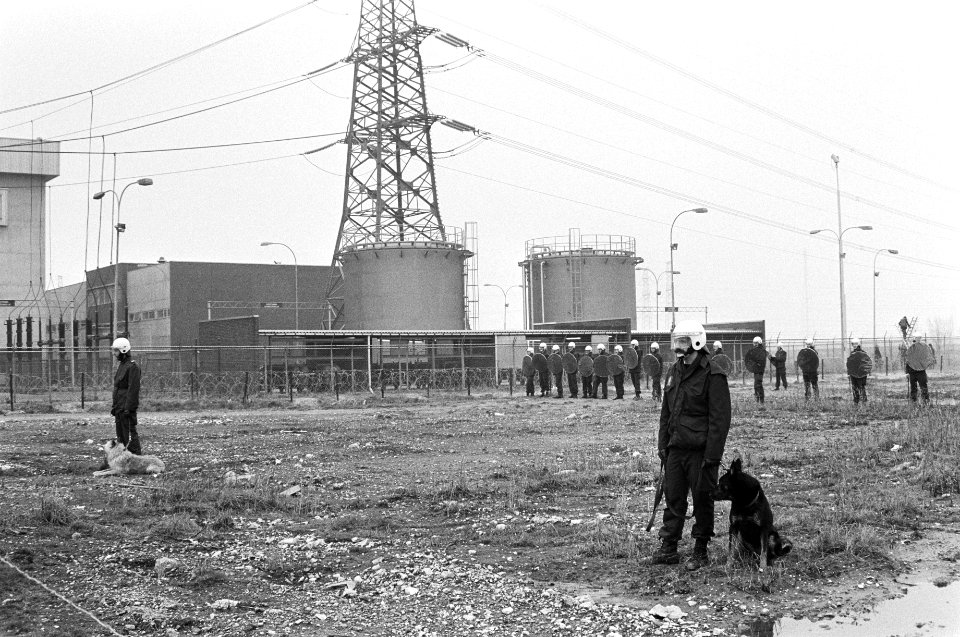 Anti kernenergie aktiegroepen blokkeren toegang kerncentrale Borssele; Mobiele Eenheid voor centrale (o.a. met honden), Bestanddeelnr 930-7247