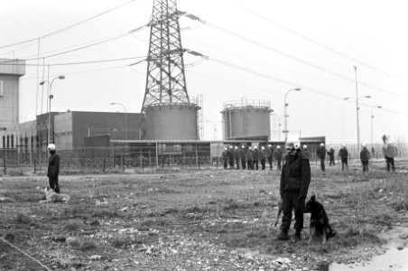 Anti kernenergie aktiegroepen blokkeren toegang kerncentrale Borssele; Mobiele Eenheid voor centrale (o.a. met honden), Bestanddeelnr 930-7247