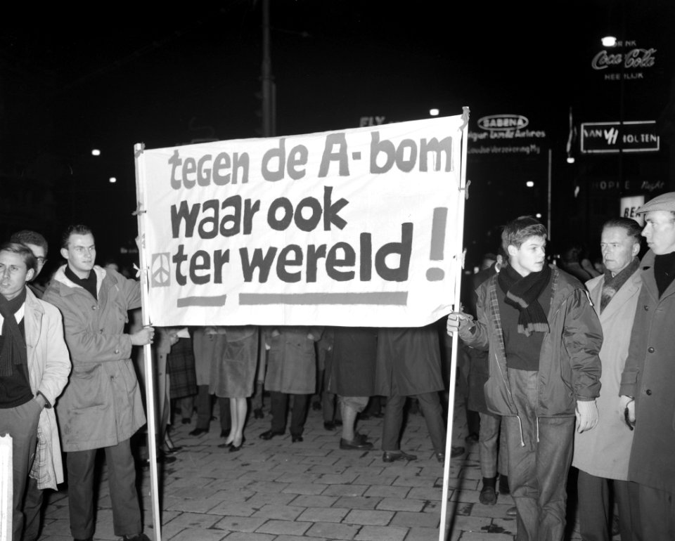 Anti-Atoommmars naar Russische Ambassade. Demonstranten met borden, Bestanddeelnr 913-0976