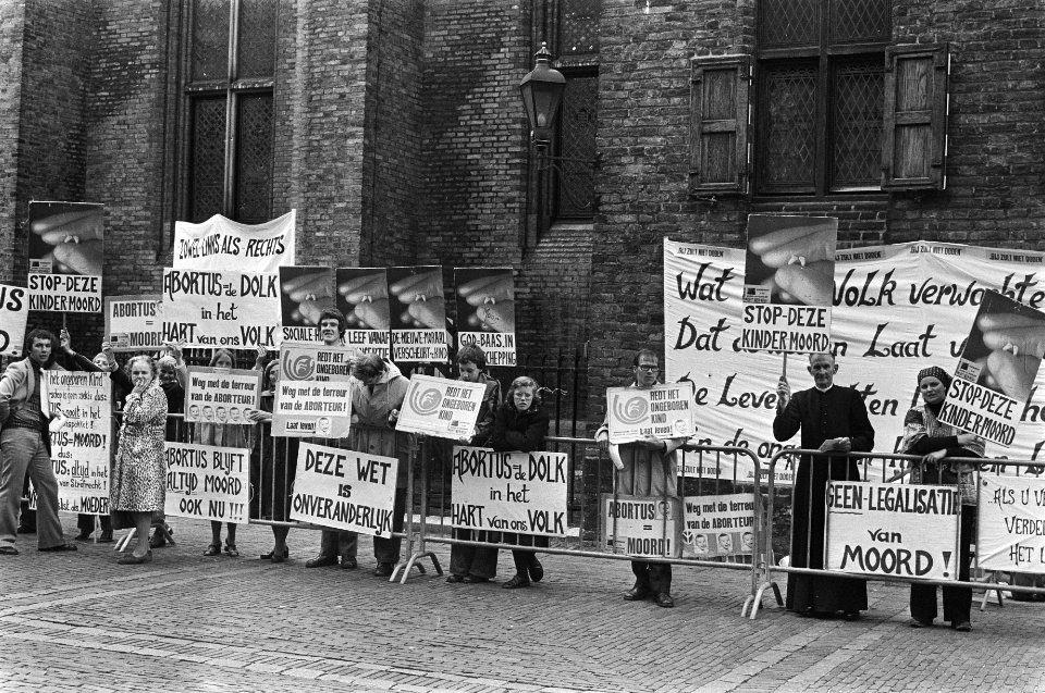 Anti-abortusdemonstratie (met pater Koopman) op Binnenhof Den Haag, Bestanddeelnr 929-3032