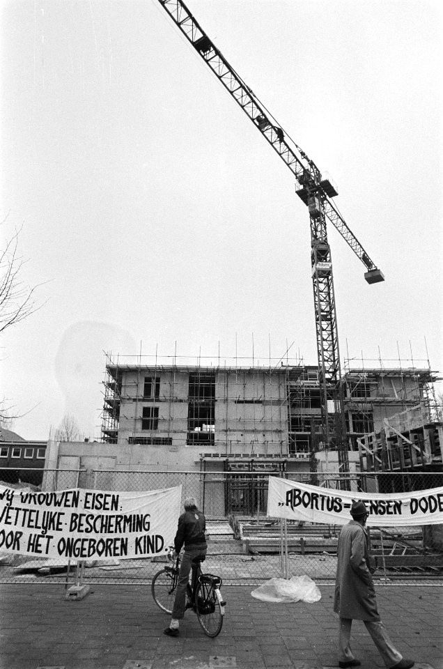 Anti-abortusactivist pater Koopman in 40 meter hoge kraan in Amsterdam West pa, Bestanddeelnr 930-0046