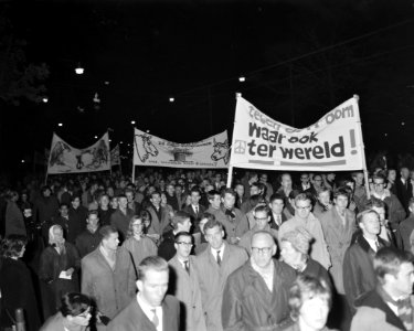 Anti-Atoommmars naar Russische Ambassade. De mars naar de ambassade, Bestanddeelnr 913-0982