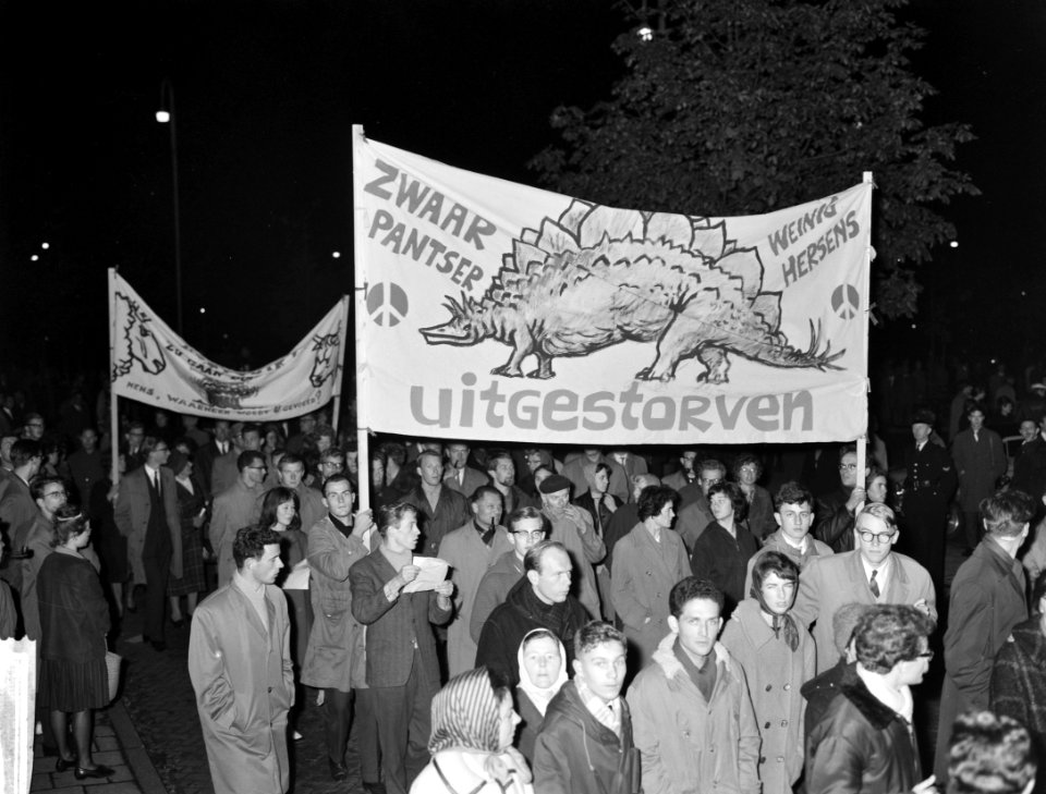 Anti-Atoommmars naar Russische Ambassade. De mars naar de ambassade, Bestanddeelnr 913-0981
