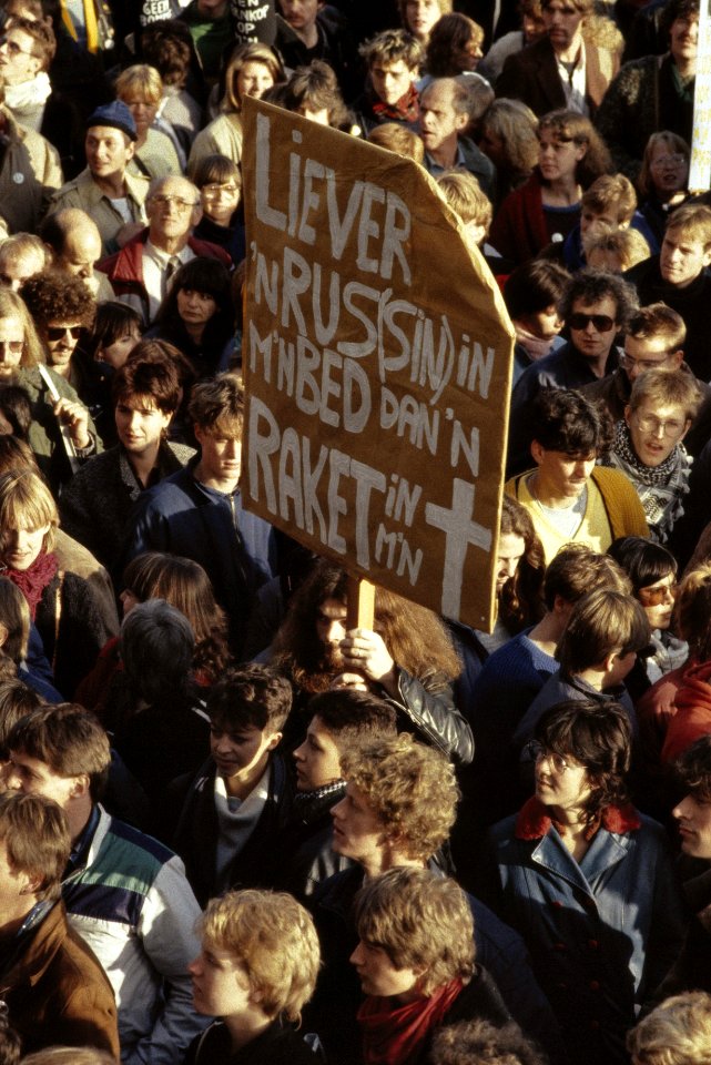 Anti kernwapendemonstratie in Den Haag ( 550 duizend deelnemers ) overzichten m, Bestanddeelnr 253-8815