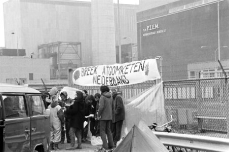 Anti kernenergie aktiegroepen blokkeren toegang kerncentrale Borssele; aktievoerders bij de hekken, Bestanddeelnr 930-7250