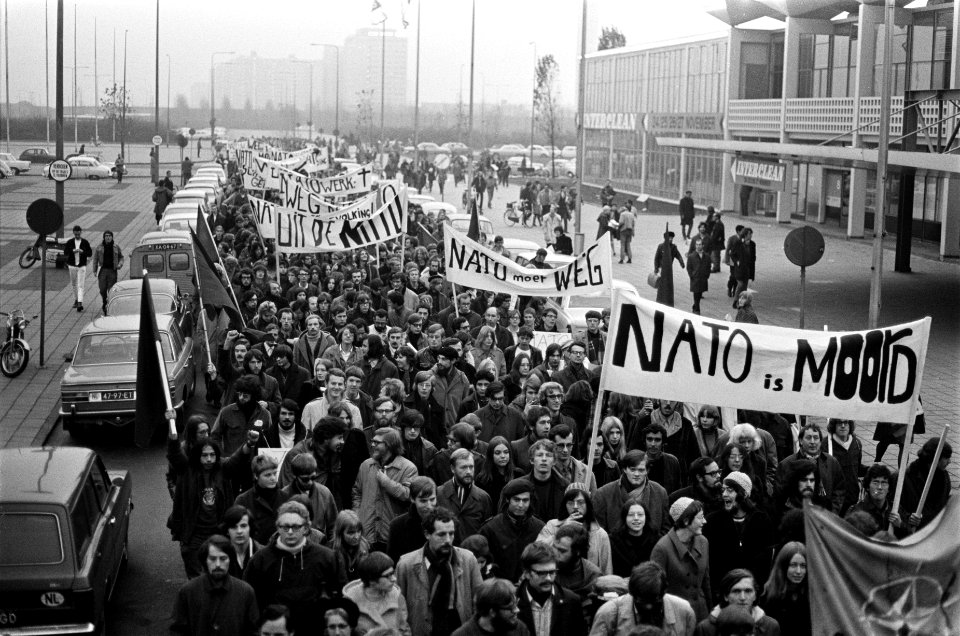 Anti NAVO demonstratie na het Congres in Amsterdam. Demonstranten met spandoeken, Bestanddeelnr 923-0004