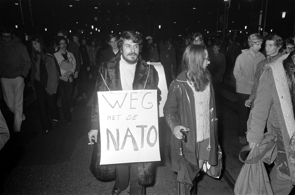 Anti NAVO demonstratie na het Congres in Amsterdam. Man met bord Weg met NATO, Bestanddeelnr 923-0006
