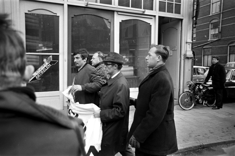 Anti-Amerikaanse demonstratie in Amsterdam. Arrestatie demonstrant die met spand, Bestanddeelnr 921-1708
