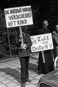 Anti-abortusdemonstratie bij abortuskliniek Oosterpark van dr. Wong in Amsterdam, Bestanddeelnr 927-4134
