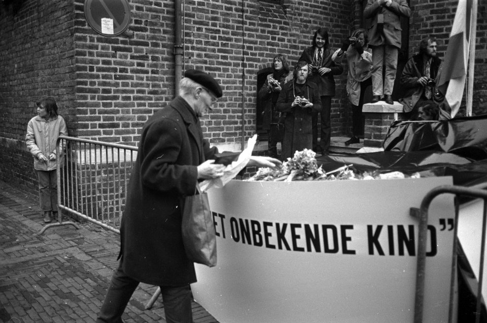 Anti-abortusmars in Den Haag , bloemen leggen voor het onbekend kind, Bestanddeelnr 925-3314