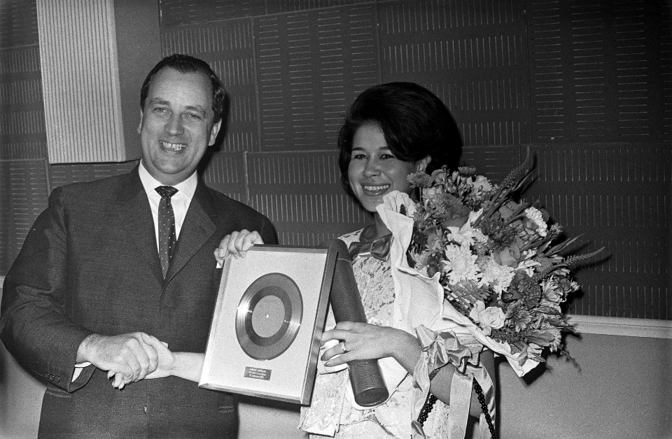 Anneke Gronloh kreeg haar vierde gouden plaat. De scheidende directeur van Phono, Bestanddeelnr 915-4811