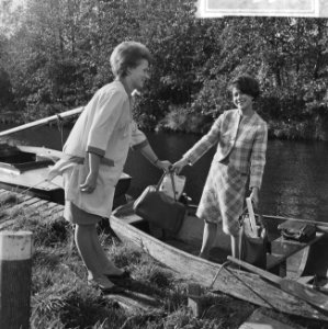 Anneke Grönloh terwijl zij in een roeiboot staat en haar boodschappen krijgt aan, Bestanddeelnr 918-3328