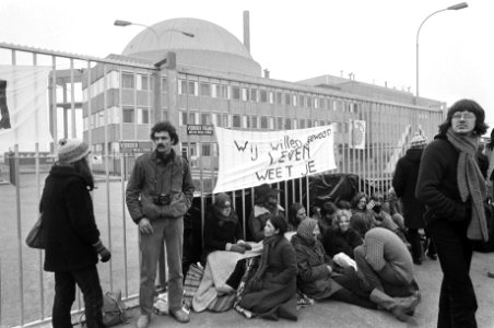 Anti kernenergie aktiegroepen blokkeren toegang kerncentrale Borssele aktievoer, Bestanddeelnr 930-7243