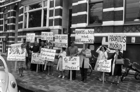 Anti-abortusdemonstratie bij abortuskliniek Oosterpark van dr. Wong in Amsterdam, Bestanddeelnr 927-4133