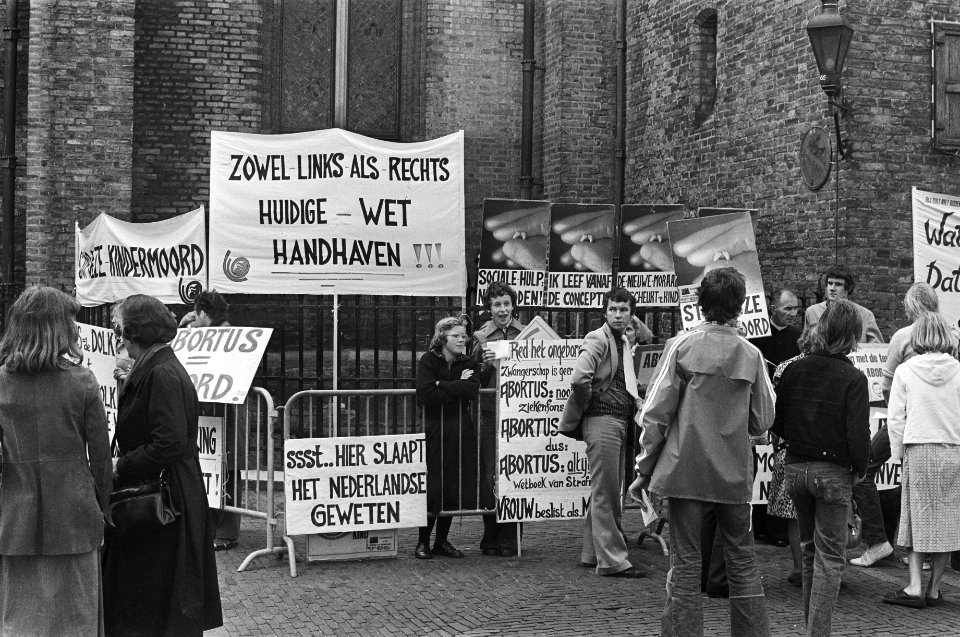 Anti-abortusdemonstratie (met pater Koopman) op Binnenhof Den Haag, Bestanddeelnr 929-3033