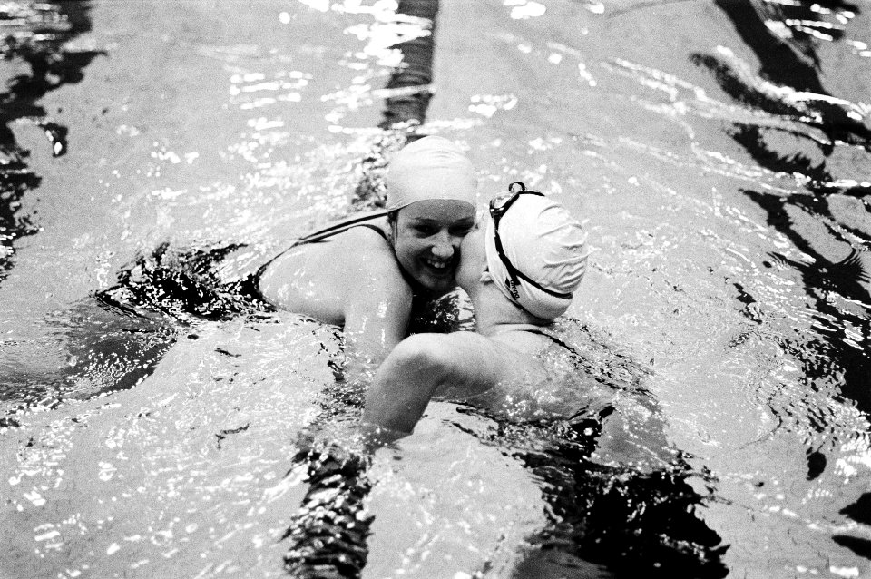 Annelies Maas wordt gefeliciteerd na het nieuwe Nederlandse record 200 meter wis, Bestanddeelnr 930-3594