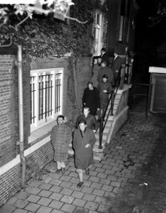 Anti-Atoommmars naar Russische Ambassade. De delegatie verlaat de ambassade, Bestanddeelnr 913-0988