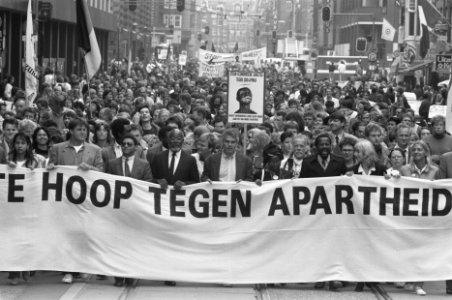 Anti-apartheidsdemonstratie in Amsterdam de kop van de demonstratie, Bestanddeelnr 934-2645