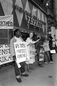 Anti Apartheids Beweging demonstreert voor het nieuwe De la Mar theater in Ams, Bestanddeelnr 931-6116
